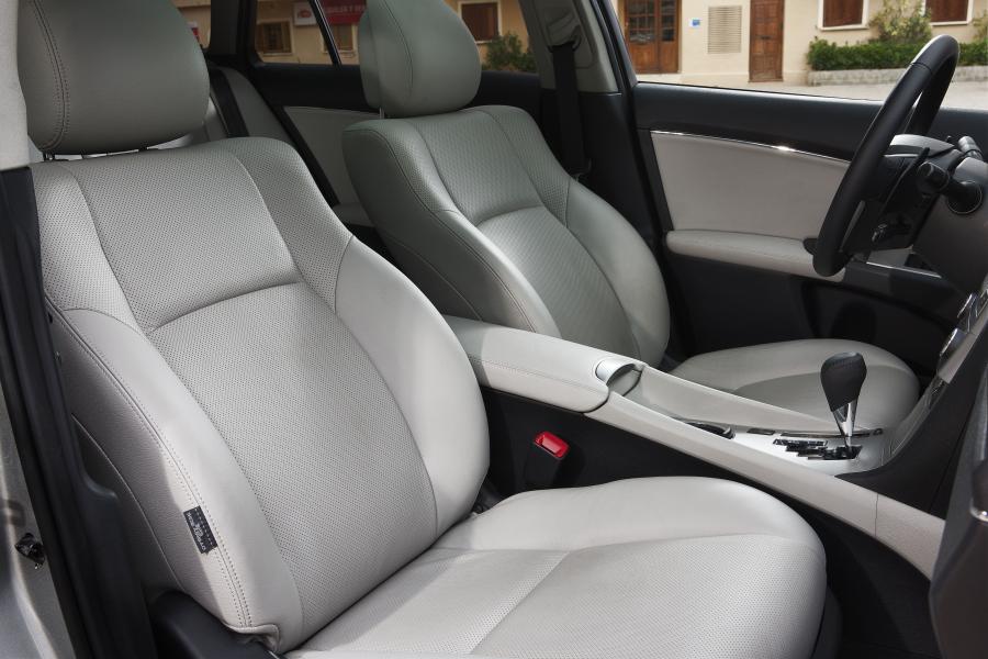  Toyota Avensis Sedan 2011 года  (фото 16 из 34)
